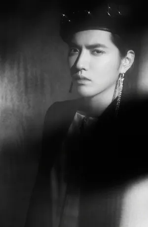 吴亦凡酷帅黑白写真图片_7