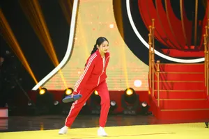 关晓彤迪斯科少女俏皮舞台照图片_1
