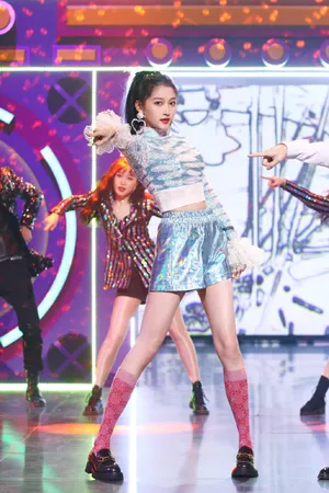 关晓彤迪斯科少女俏皮舞台照图片_6