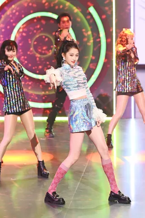 关晓彤迪斯科少女俏皮舞台照图片_7