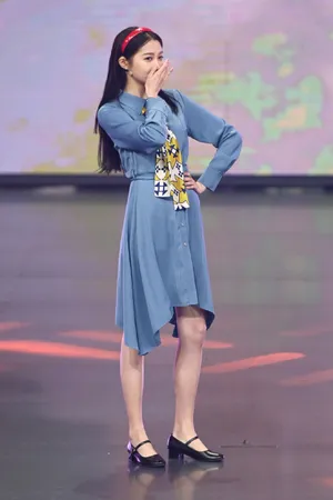 关晓彤清新甜美舞台照图片_1