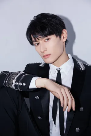 汪卓成星光飘带装帅气活动照图片_4