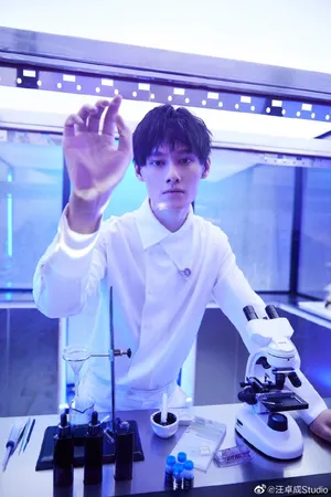 汪卓成白色衬衣巴黎欧莱雅活动照图片