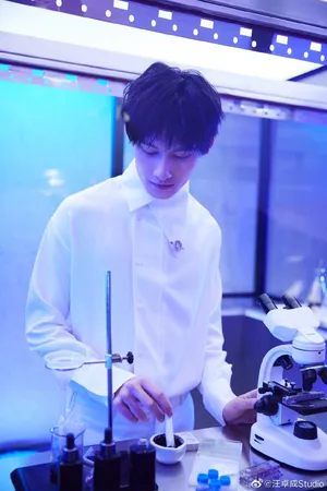 汪卓成白色衬衣巴黎欧莱雅活动照图片_2