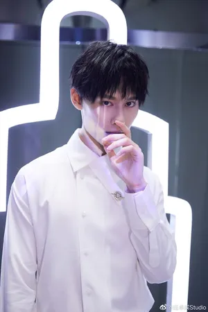 汪卓成白色衬衣巴黎欧莱雅活动照图片_7