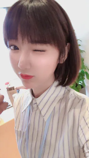 毛晓彤短发西装干练自拍照图片