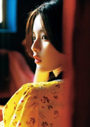 杨超越麻花辫俏丽写真图片_1