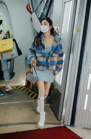 吴宣仪俏丽甜美街拍照图片