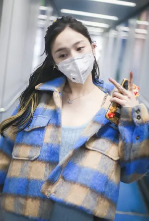 吴宣仪俏丽甜美街拍照图片