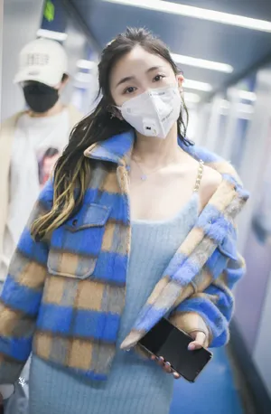 吴宣仪俏丽甜美街拍照图片_3