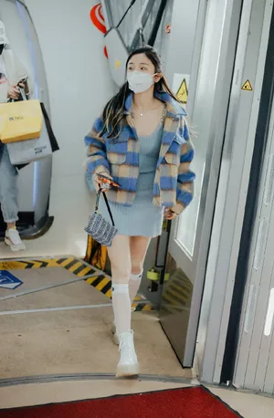 吴宣仪俏丽甜美街拍照图片_4