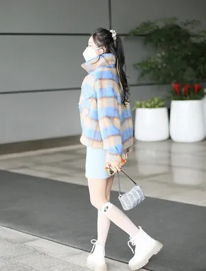 吴宣仪俏丽甜美街拍照图片_5