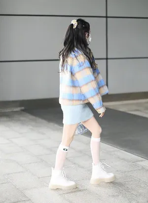 吴宣仪俏丽甜美街拍照图片_7