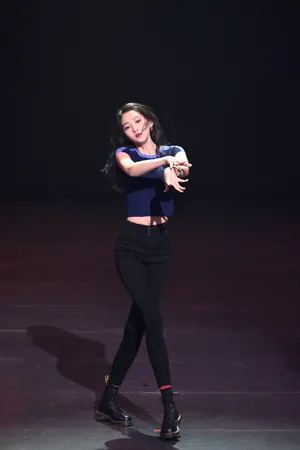 关晓彤性感柔美舞台照图片_2