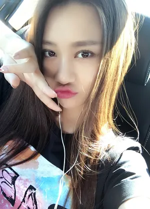 何宣林俏皮可爱自拍照图片_2