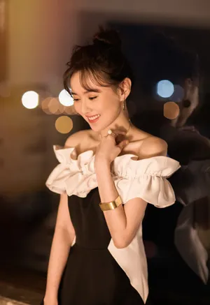 江铠同露肩裙性感优雅写真图片