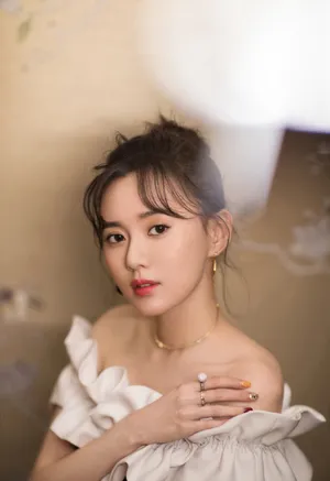 江铠同露肩裙性感优雅写真图片_2