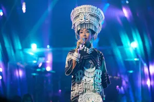吉克隽逸民族风舞台照图片_3