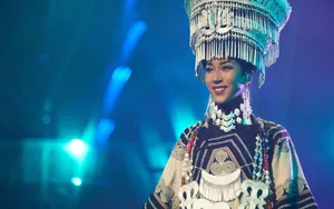 吉克隽逸民族风舞台照图片_5