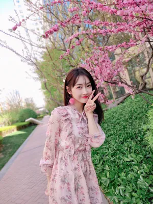 宣璐春日粉嫩街拍图片