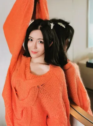 汤晶媚露肩毛衣性感写真图片