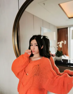 汤晶媚露肩毛衣性感写真图片_1