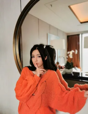 汤晶媚露肩毛衣性感写真图片_2