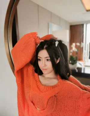 汤晶媚露肩毛衣性感写真图片_3
