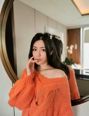 汤晶媚露肩毛衣性感写真图片_4