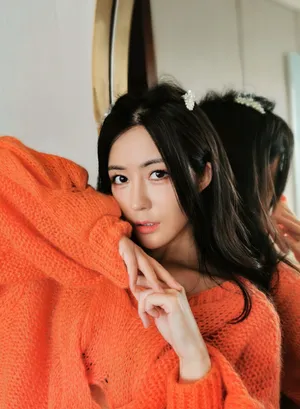 汤晶媚露肩毛衣性感写真图片_6