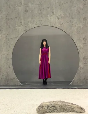 柳岩紫裙性感优雅写真图片