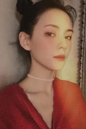 张予曦丸子头俏皮自拍照图片