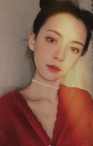 张予曦丸子头俏皮自拍照图片