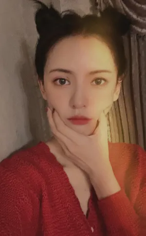 张予曦丸子头俏皮自拍照图片_2