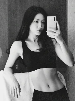 邓家佳性感健身自拍照图片