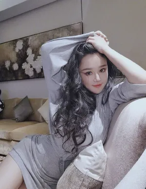 冉莹颖修身短裙性感图片