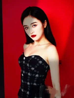 吴宣仪性感代言写真花絮图片_4