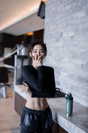 袁姗姗运动风甜酷自拍图片