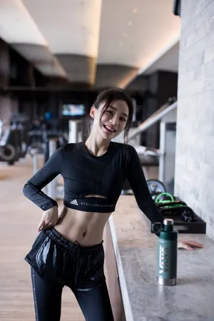袁姗姗运动风甜酷自拍图片_2