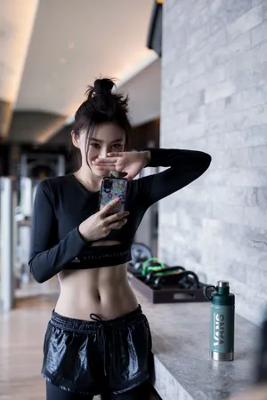 袁姗姗运动风甜酷自拍图片_3