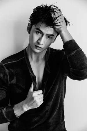 张云龙性感深v迷人写真图片