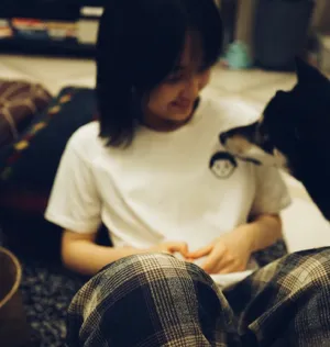 张子枫居家俏丽私服照图片_5