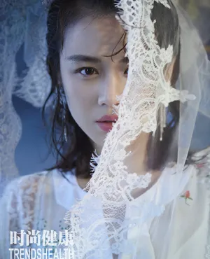 马思纯湿发性感光影写真图片_3