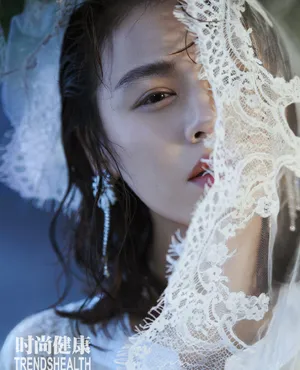 马思纯湿发性感光影写真图片_4
