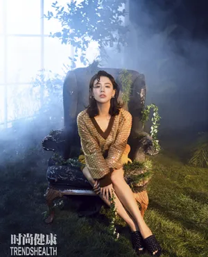 马思纯湿发性感光影写真图片_7