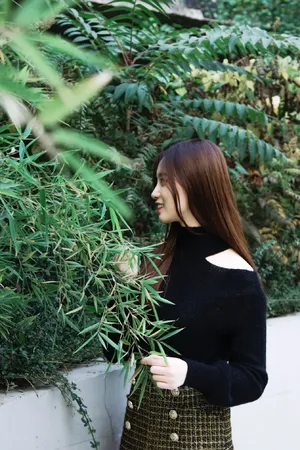 徐艺洋知性气质街拍写真图片