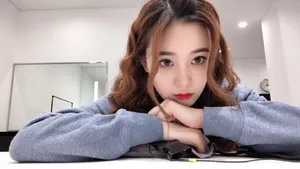 徐艺洋乖巧卷发甜美照片