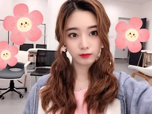 徐艺洋乖巧卷发甜美照片_3
