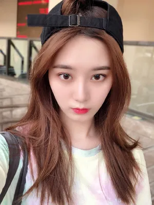徐艺洋乖巧卷发甜美照片_5