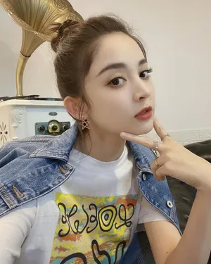 古丽娜扎牛仔服扎丸子头自拍照图片